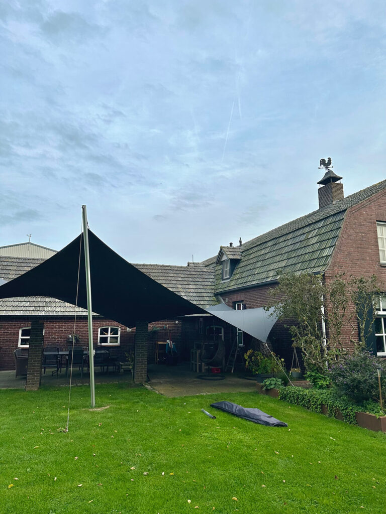 Oirlo-Overkapping-Schaduwdoek -Boerderij-woning-manta-roofs-stormvast-luxe-sfeer-verwijderbaar-zonwerend-014 - Manta Roofs