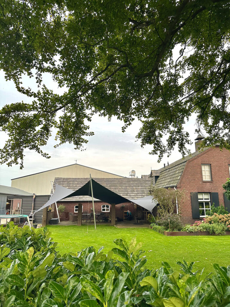 Oirlo-Overkapping-Schaduwdoek -Boerderij-woning-manta-roofs-stormvast-luxe-sfeer-verwijderbaar-zonwerend-017 - Manta Roofs
