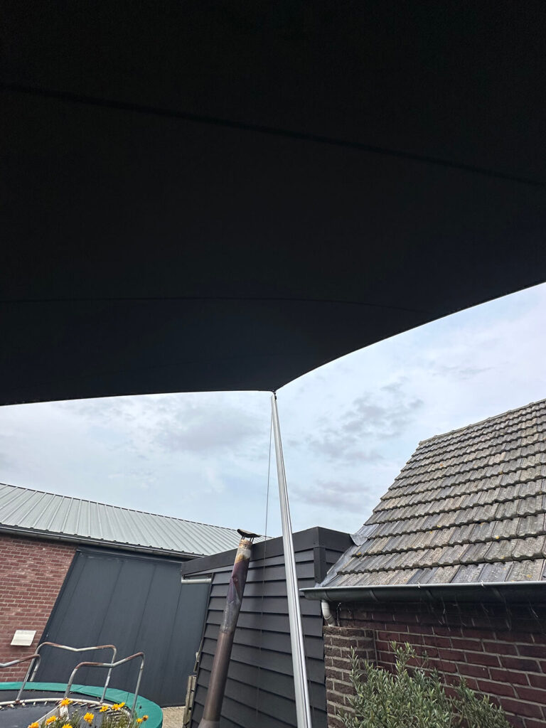 Oirlo-Overkapping-Schaduwdoek -Boerderij-woning-manta-roofs-stormvast-luxe-sfeer-verwijderbaar-zonwerend-019 - Manta Roofs