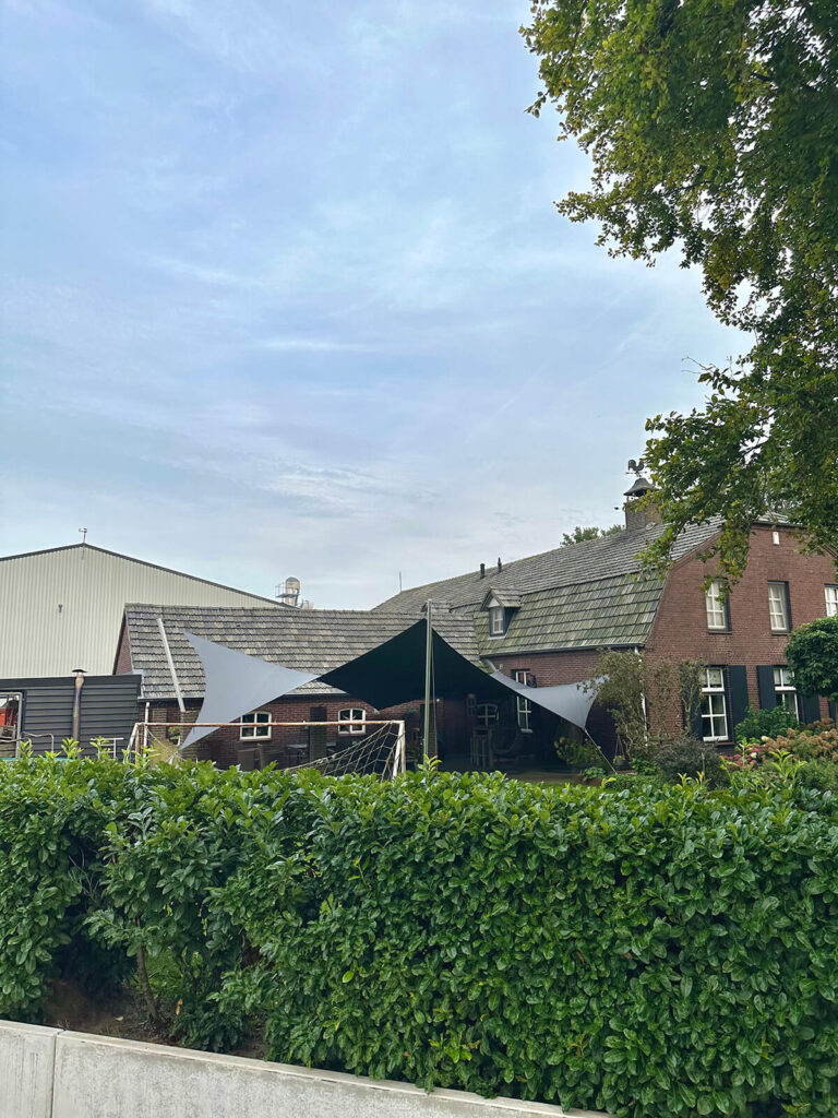 Oirlo-Overkapping-Schaduwdoek -Boerderij-woning-manta-roofs-stormvast-luxe-sfeer-verwijderbaar-zonwerend-023 - Manta Roofs