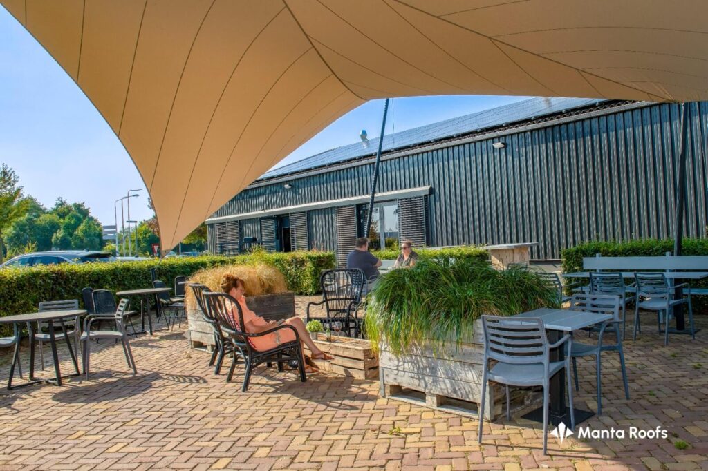 Roermond-De-Biekeuke-Gezellig-terras-overkapping-manta-roofs-spantent-limburg-ambachtelijke-005 - Manta Roofs