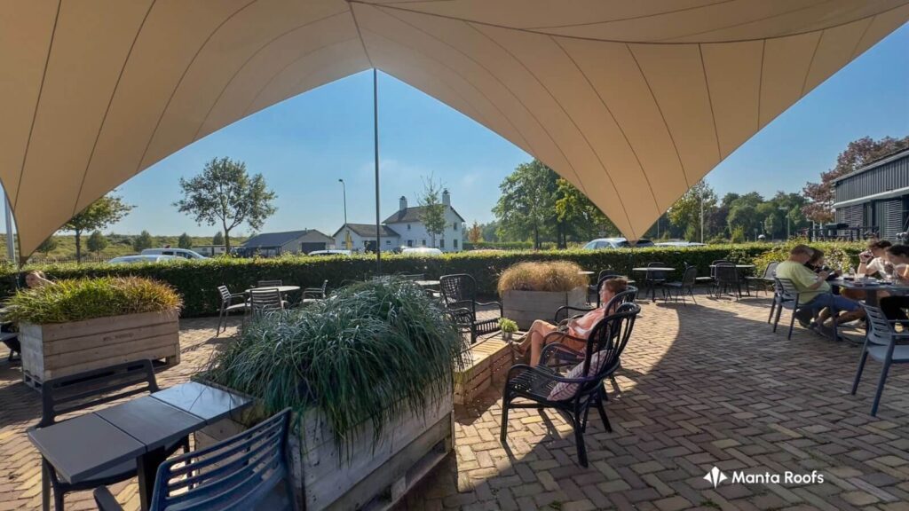 Roermond-De-Biekeuke-Gezellig-terras-overkapping-manta-roofs-spantent-limburg-ambachtelijke-006 - Manta Roofs