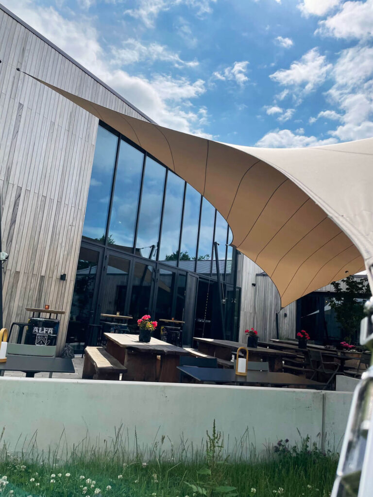 Schinnen-Alfa-Bierbrouwerij-terrasoverkapping-zeildoek-manta-roofs-brouwerij-horeca-overkapping-stormvast-vergunningsvrij-002 - Manta Roofs
