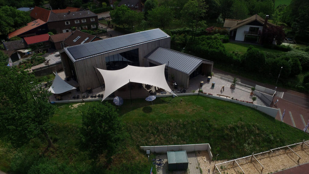Schinnen-Alfa-Bierbrouwerij-terrasoverkapping-zeildoek-manta-roofs-brouwerij-horeca-overkapping-stormvast-vergunningsvrij-004 - Manta Roofs
