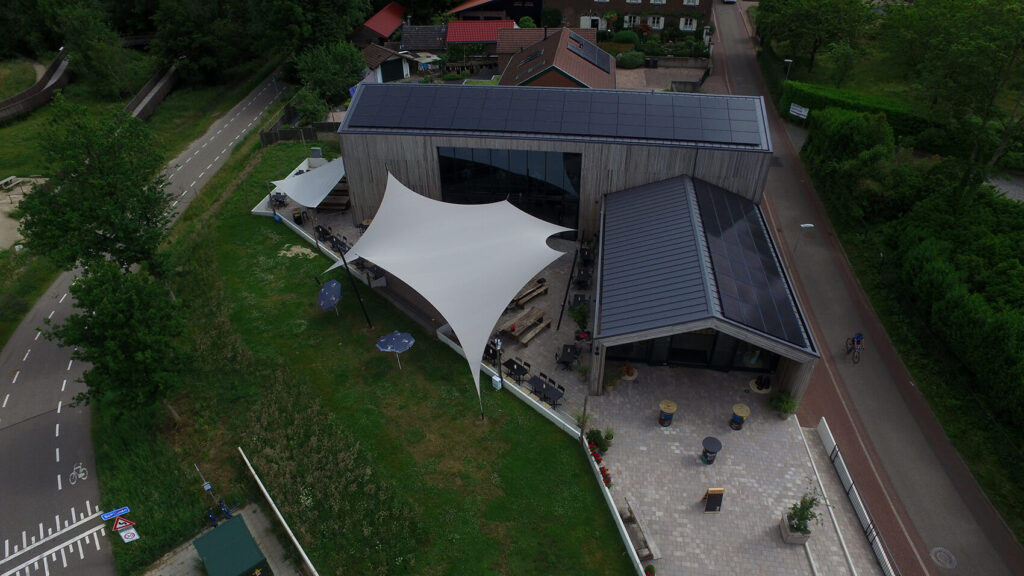 Schinnen-Alfa-Bierbrouwerij-terrasoverkapping-zeildoek-manta-roofs-brouwerij-horeca-overkapping-stormvast-vergunningsvrij-005 - Manta Roofs