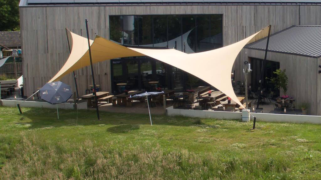 Schinnen-Alfa-Bierbrouwerij-terrasoverkapping-zeildoek-manta-roofs-brouwerij-horeca-overkapping-stormvast-vergunningsvrij-006 - Manta Roofs