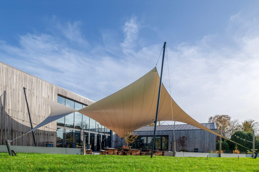 Schinnen-Alfa-Bierbrouwerij-terrasoverkapping-zeildoek-manta-roofs-brouwerij-horeca-overkapping-stormvast-vergunningsvrij-008 - Manta Roofs