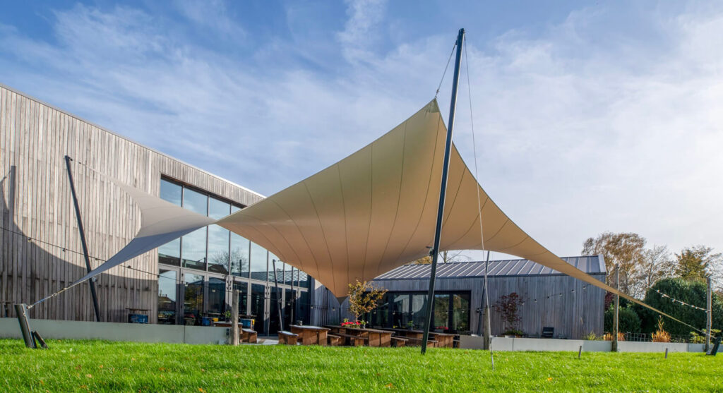 Schinnen-Alfa-Bierbrouwerij-terrasoverkapping-zeildoek-manta-roofs-brouwerij-horeca-overkapping-stormvast-vergunningsvrij-009 - Manta Roofs