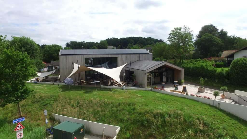 Schinnen-Alfa-retaurant-terrasoverkapping-zeildoek-manta-roofs-brouwerij-horeca-overkapping-stormvast-vergunningsvrij-011 - Manta Roofs