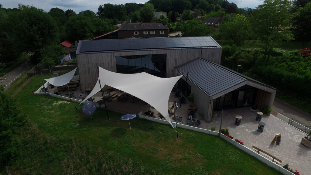 Schinnen-Alfa-retaurant-terrasoverkapping-zeildoek-manta-roofs-brouwerij-horeca-overkapping-stormvast-vergunningsvrij-012 - Manta Roofs