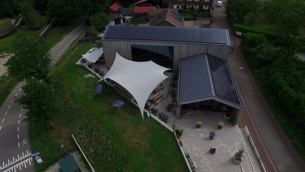 Schinnen-Alfa-retaurant-terrasoverkapping-zeildoek-manta-roofs-brouwerij-horeca-overkapping-stormvast-vergunningsvrij-013 - Manta Roofs