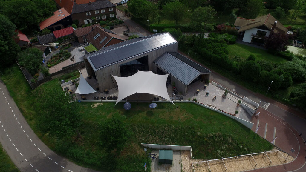 Schinnen-Alfa-retaurant-terrasoverkapping-zeildoek-manta-roofs-brouwerij-horeca-overkapping-stormvast-vergunningsvrij-014 - Manta Roofs