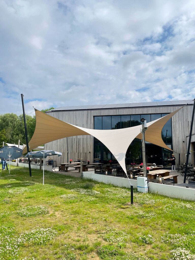 Schinnen-Alfa-retaurant-terrasoverkapping-zeildoek-manta-roofs-brouwerij-horeca-overkapping-stormvast-vergunningsvrij-015 - Manta Roofs