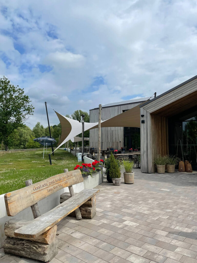 Schinnen-Alfa-retaurant-terrasoverkapping-zeildoek-manta-roofs-brouwerij-horeca-overkapping-stormvast-vergunningsvrij-019 - Manta Roofs