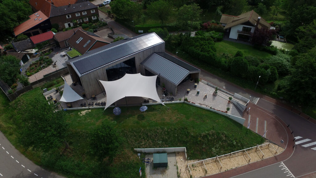 Schinnen-Alfa-retaurant-terrasoverkapping-zeildoek-manta-roofs-brouwerij-horeca-overkapping-stormvast-vergunningsvrij-022 - Manta Roofs