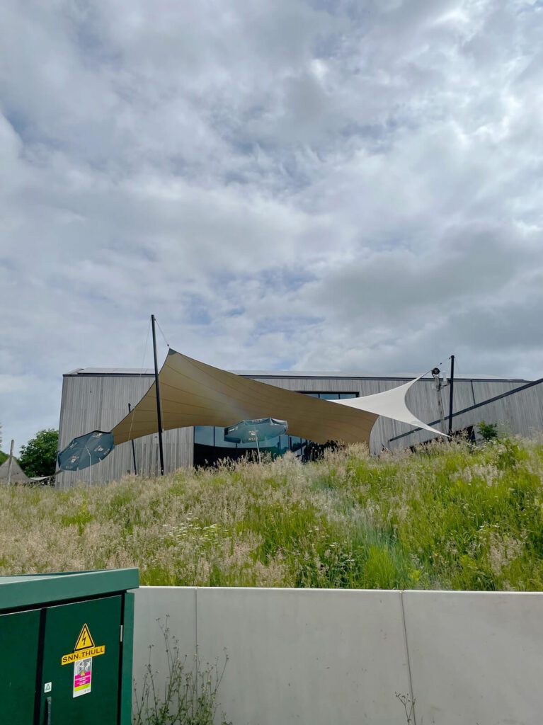 Schinnen-Alfa-retaurant-terrasoverkapping-zeildoek-manta-roofs-brouwerij-horeca-overkapping-stormvast-vergunningsvrij-023 - Manta Roofs