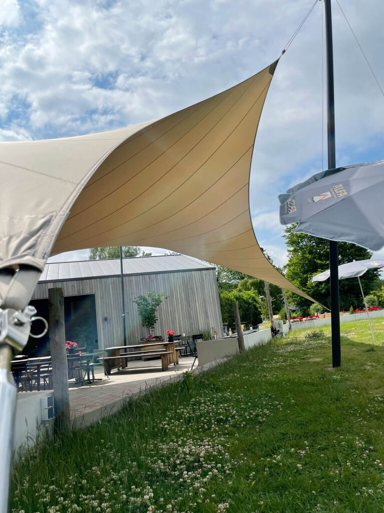 Schinnen-Alfa-retaurant-terrasoverkapping-zeildoek-manta-roofs-brouwerij-horeca-overkapping-stormvast-vergunningsvrij-024 - Manta Roofs