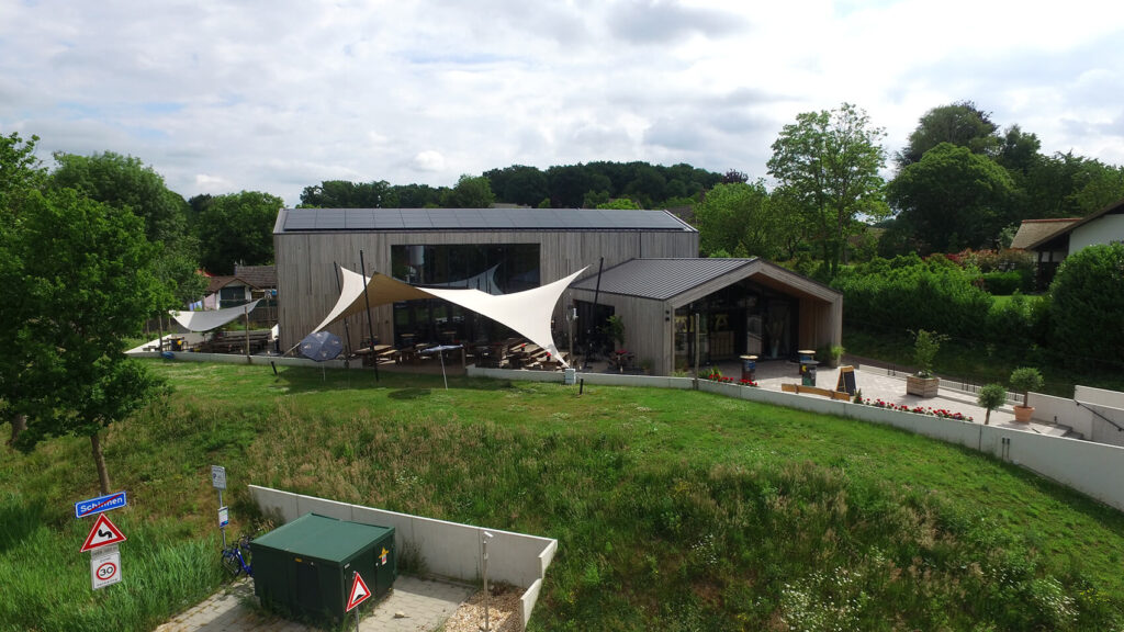 Schinnen-Alfa-retaurant-terrasoverkapping-zeildoek-manta-roofs-brouwerij-horeca-overkapping-stormvast-vergunningsvrij-028 - Manta Roofs