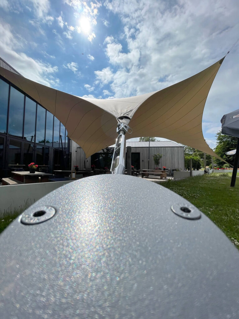 Schinnen-Alfa-retaurant-terrasoverkapping-zeildoek-manta-roofs-brouwerij-horeca-overkapping-stormvast-vergunningsvrij-032 - Manta Roofs