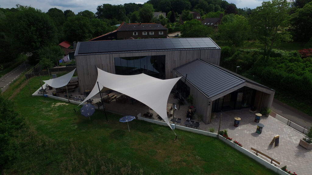 Schinnen-Alfa-retaurant-terrasoverkapping-zeildoek-manta-roofs-brouwerij-horeca-overkapping-stormvast-vergunningsvrij-035 - Manta Roofs