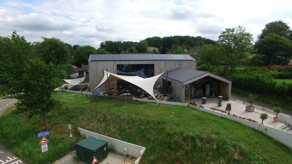 Schinnen-Alfa-retaurant-terrasoverkapping-zeildoek-manta-roofs-brouwerij-horeca-overkapping-stormvast-vergunningsvrij-036 - Manta Roofs