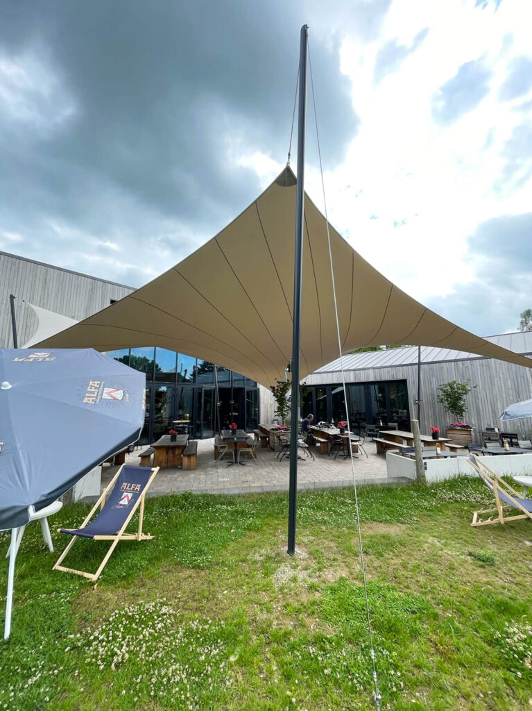 Schinnen-Alfa-retaurant-terrasoverkapping-zeildoek-manta-roofs-brouwerij-horeca-overkapping-stormvast-vergunningsvrij-037 - Manta Roofs