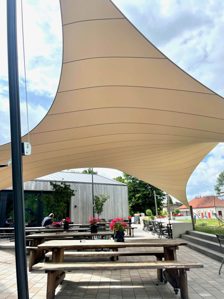 Schinnen-Alfa-retaurant-terrasoverkapping-zeildoek-manta-roofs-brouwerij-horeca-overkapping-stormvast-vergunningsvrij-038 - Manta Roofs