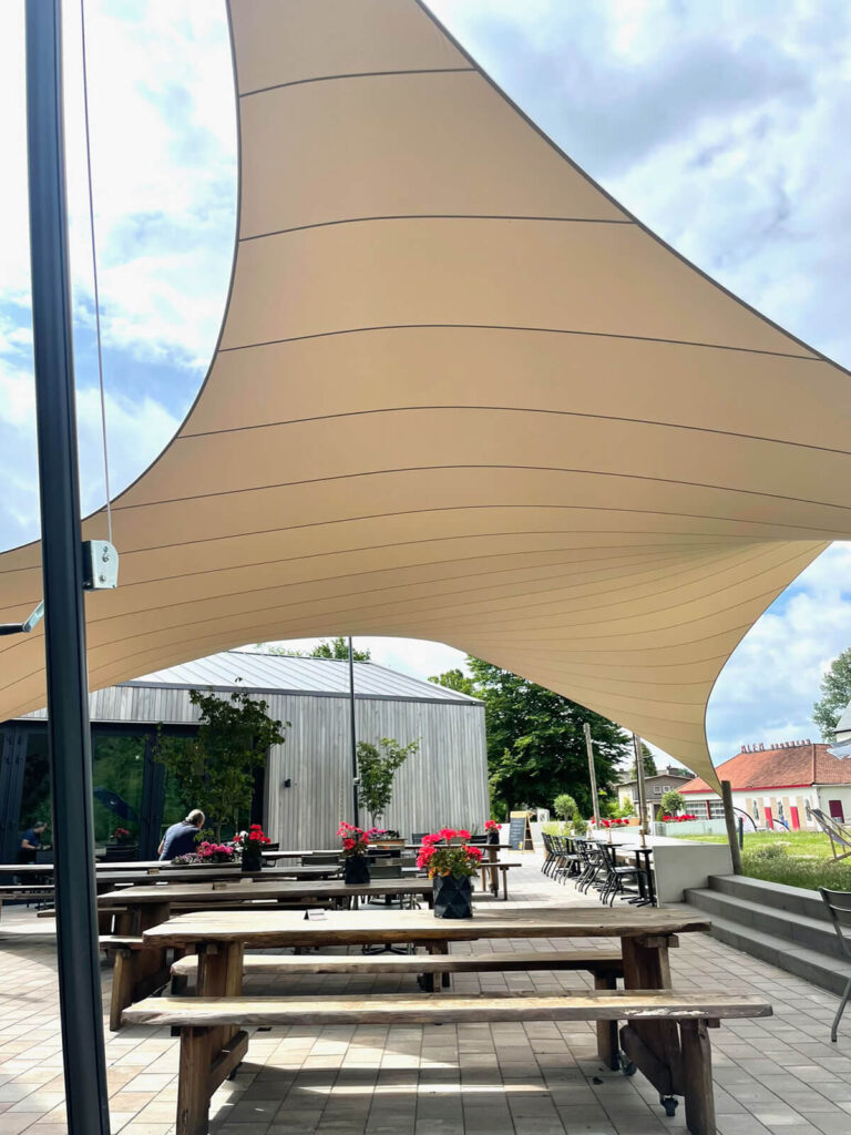 Schinnen-Alfa-retaurant-terrasoverkapping-zeildoek-manta-roofs-brouwerij-horeca-overkapping-stormvast-vergunningsvrij-040 - Manta Roofs
