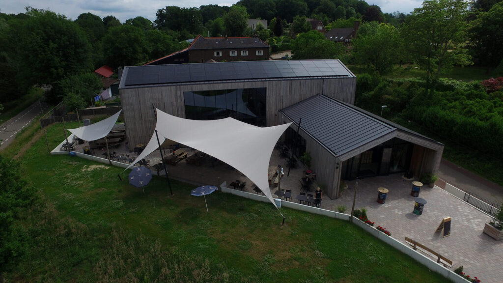 Schinnen-Alfa-retaurant-terrasoverkapping-zeildoek-manta-roofs-brouwerij-horeca-overkapping-stormvast-vergunningsvrij-041 - Manta Roofs