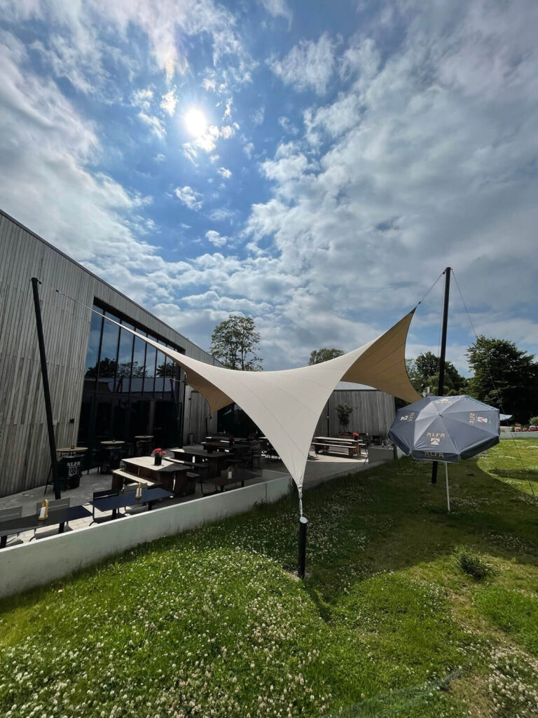 Schinnen-Alfa-retaurant-terrasoverkapping-zeildoek-manta-roofs-brouwerij-horeca-overkapping-stormvast-vergunningsvrij-042 - Manta Roofs