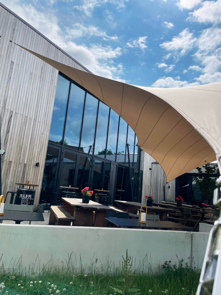 Schinnen-Alfa-retaurant-terrasoverkapping-zeildoek-manta-roofs-brouwerij-horeca-overkapping-stormvast-vergunningsvrij-043 - Manta Roofs