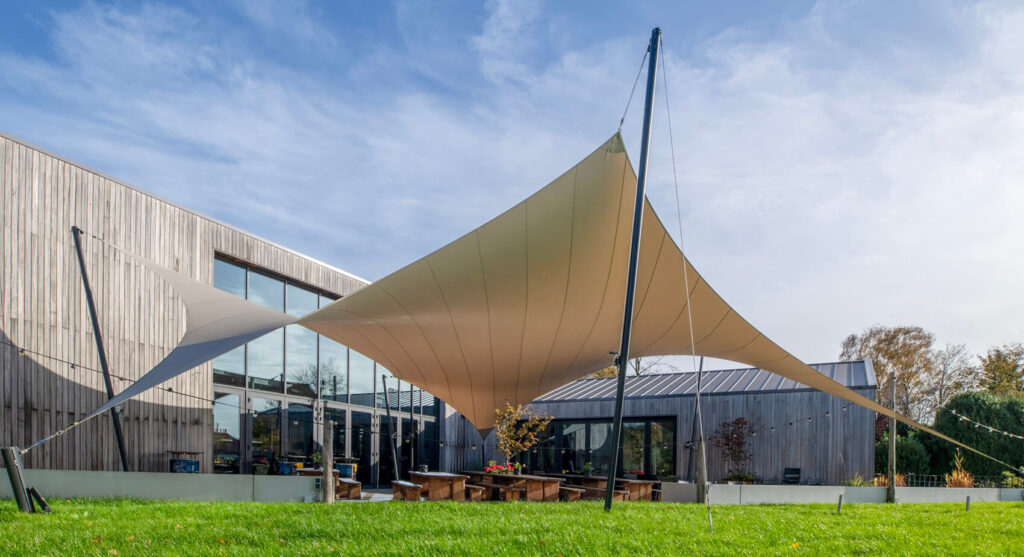 Schinnen-Alfa-retaurant-terrasoverkapping-zeildoek-manta-roofs-brouwerij-horeca-overkapping-stormvast-vergunningsvrij-044 - Manta Roofs