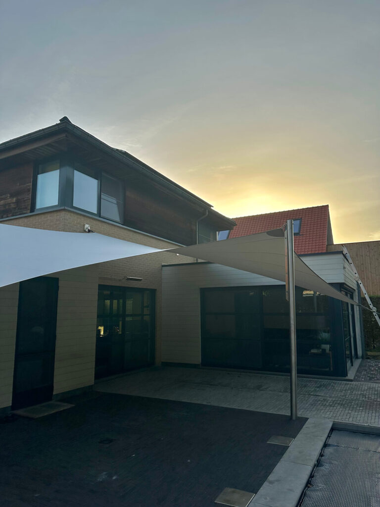 Bescherm-uw-terras-met-een-schaduwdoek-waterdicht-manta-roofs-zelem-lichtdoorlatend-01 - Manta Roofs