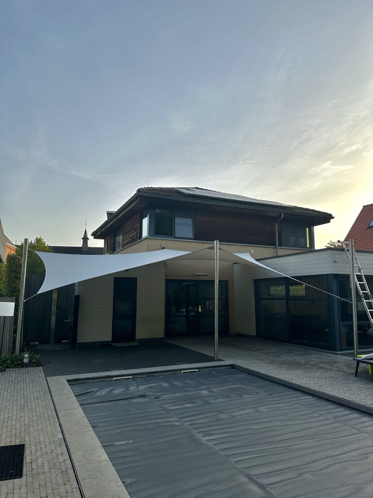 Bescherm-uw-terras-met-een-schaduwdoek-waterdicht-manta-roofs-zelem-lichtdoorlatend-02 - Manta Roofs