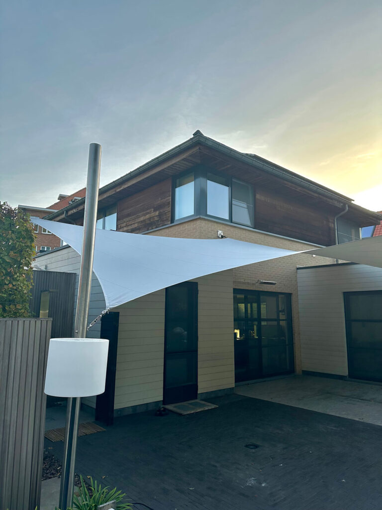 Bescherm-uw-terras-met-een-schaduwdoek-waterdicht-manta-roofs-zelem-lichtdoorlatend-03 - Manta Roofs