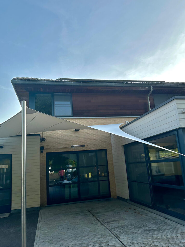 Bescherm-uw-terras-met-een-schaduwdoek-waterdicht-manta-roofs-zelem-lichtdoorlatend-05 - Manta Roofs
