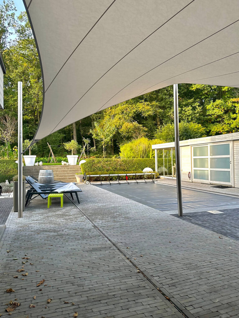 Bescherm-uw-terras-met-een-schaduwdoek-waterdicht-manta-roofs-zelem-lichtdoorlatend-06 - Manta Roofs