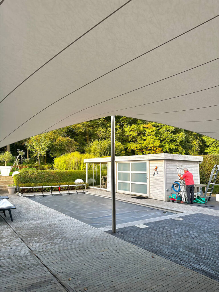 Bescherm-uw-terras-met-een-schaduwdoek-waterdicht-manta-roofs-zelem-lichtdoorlatend-07 - Manta Roofs