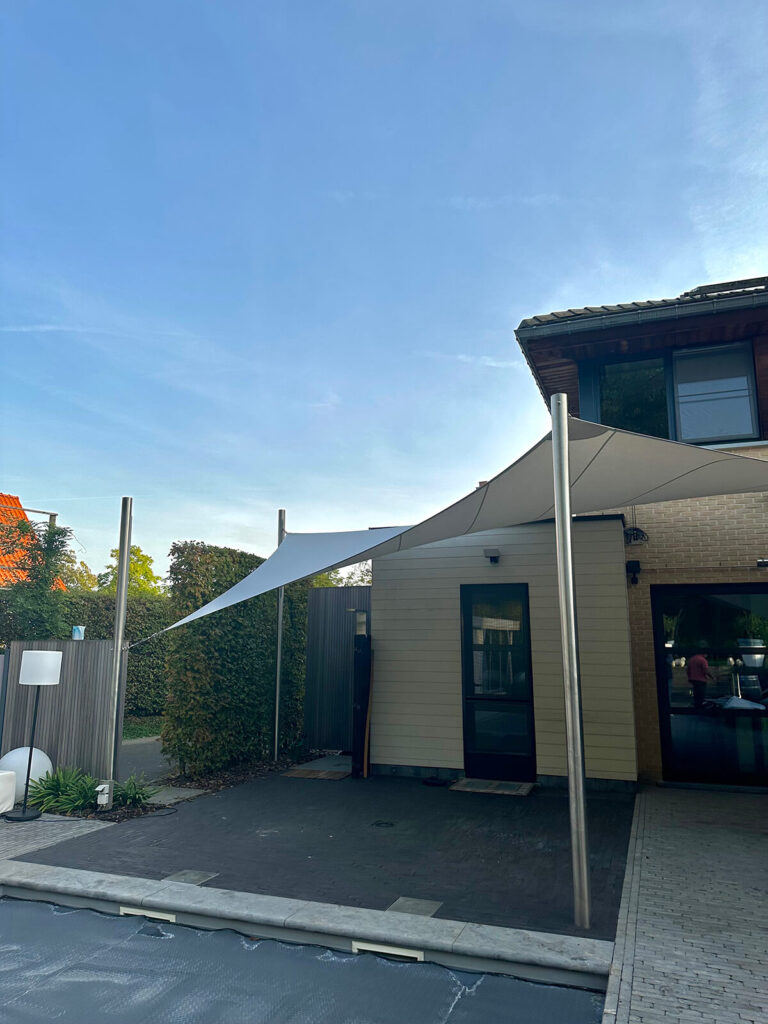Bescherm-uw-terras-met-een-schaduwdoek-waterdicht-manta-roofs-zelem-lichtdoorlatend-08 - Manta Roofs