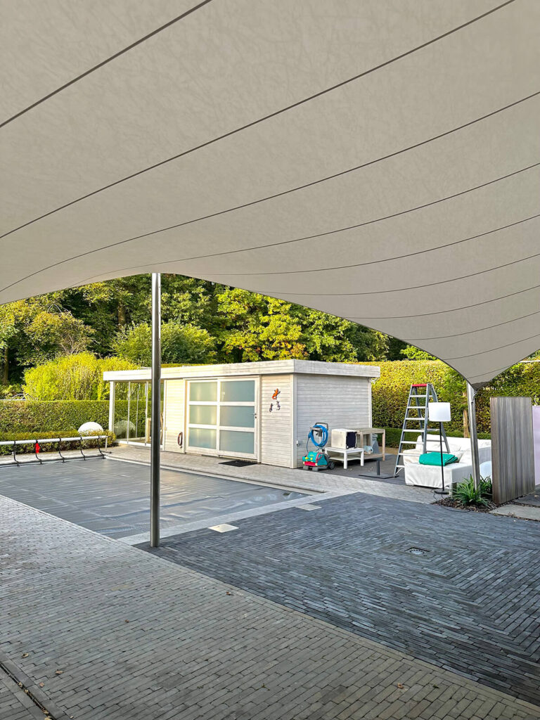 Bescherm-uw-terras-met-een-schaduwdoek-waterdicht-manta-roofs-zelem-lichtdoorlatend-09 - Manta Roofs
