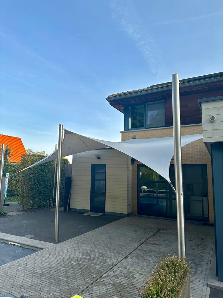 Bescherm-uw-terras-met-een-schaduwdoek-waterdicht-manta-roofs-zelem-lichtdoorlatend-10 - Manta Roofs