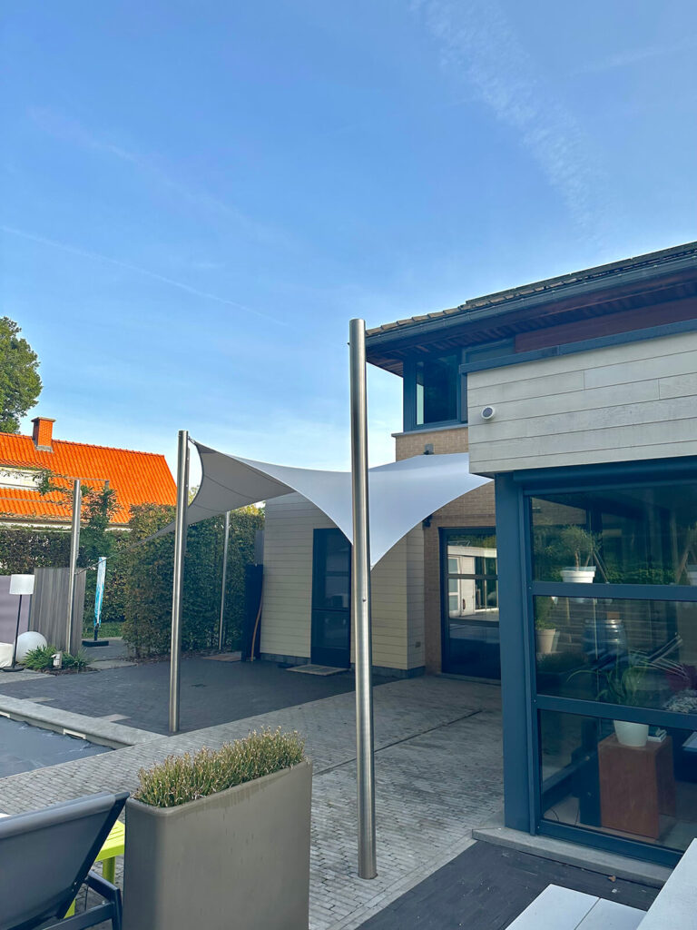 Bescherm-uw-terras-met-een-schaduwdoek-waterdicht-manta-roofs-zelem-lichtdoorlatend-11 - Manta Roofs