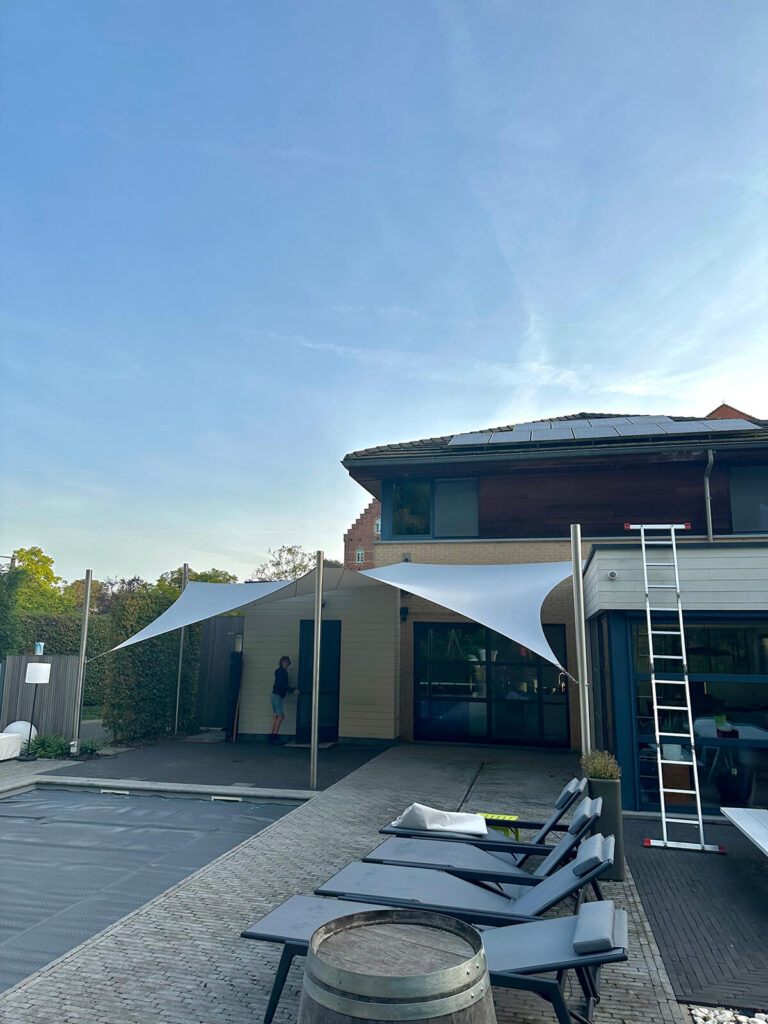 Bescherm-uw-terras-met-een-schaduwdoek-waterdicht-manta-roofs-zelem-lichtdoorlatend-12 - Manta Roofs