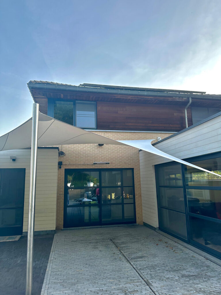 Bescherm-uw-terras-met-een-schaduwdoek-waterdicht-manta-roofs-zelem-lichtdoorlatend-13 - Manta Roofs