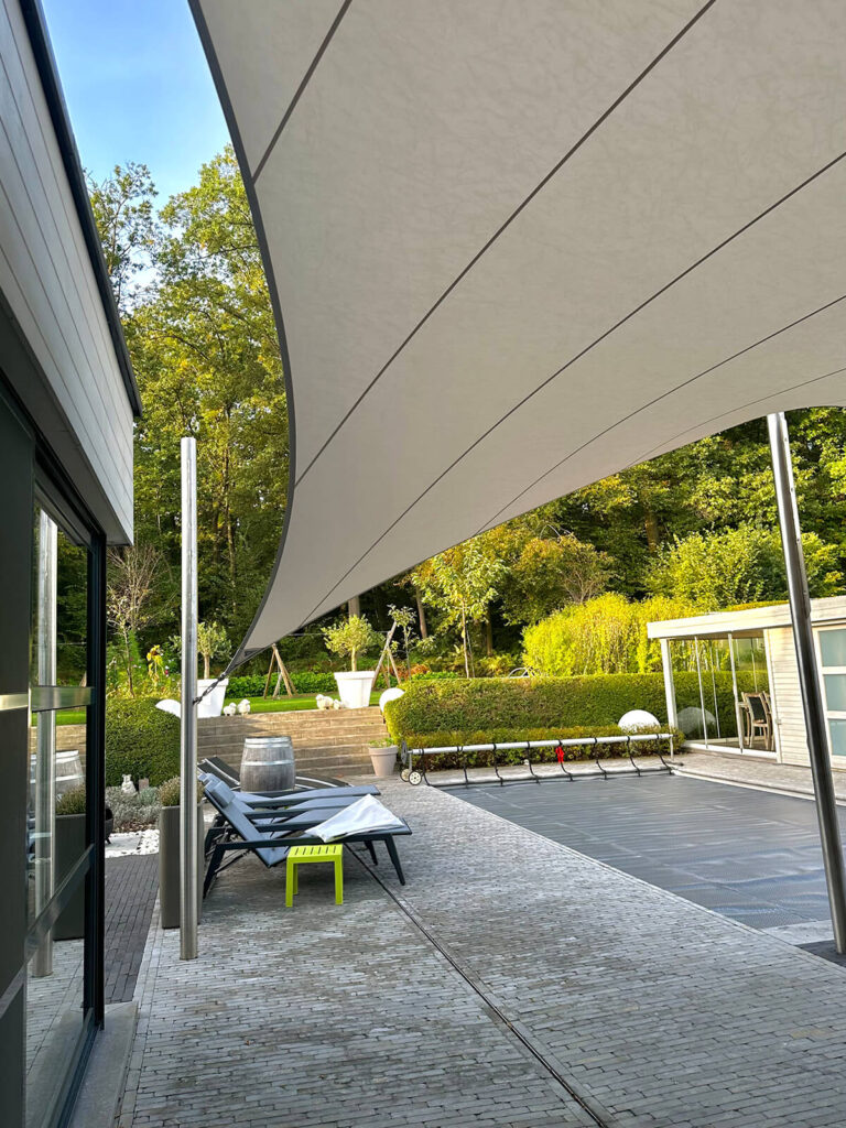 Bescherm-uw-terras-met-een-schaduwdoek-waterdicht-manta-roofs-zelem-lichtdoorlatend-14 - Manta Roofs