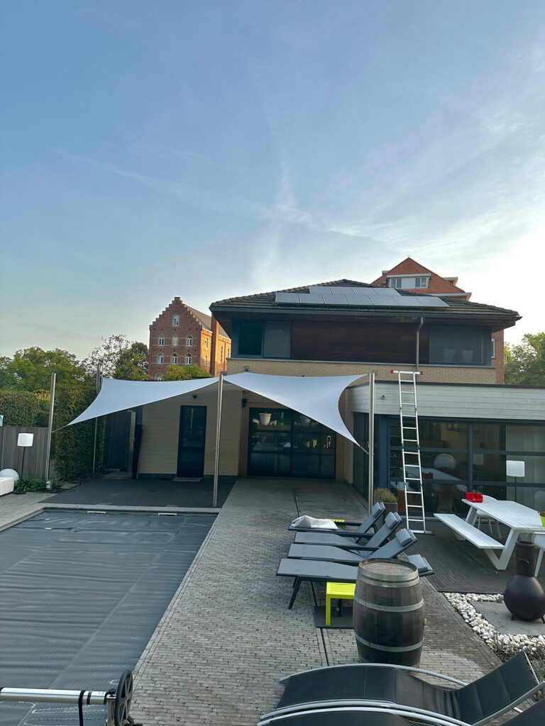 Bescherm-uw-terras-met-een-schaduwdoek-waterdicht-manta-roofs-zelem-lichtdoorlatend-15 - Manta Roofs