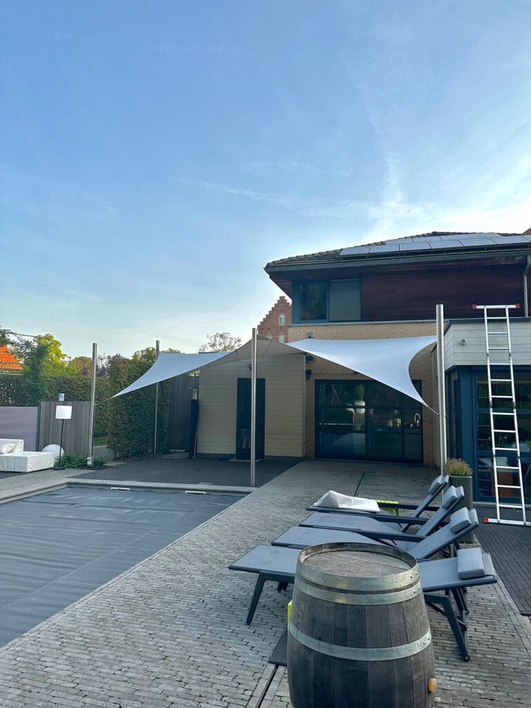 Bescherm-uw-terras-met-een-schaduwdoek-waterdicht-manta-roofs-zelem-lichtdoorlatend-17 - Manta Roofs