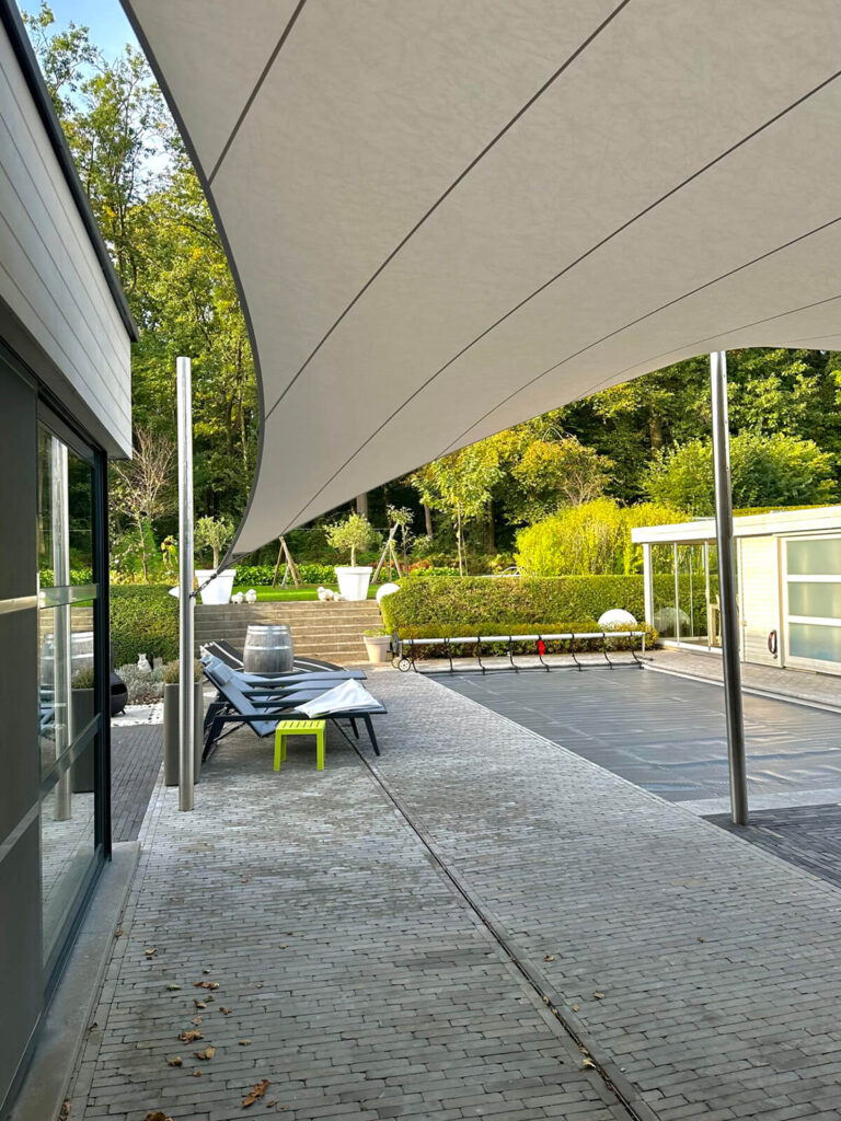 Bescherm-uw-terras-met-een-schaduwdoek-waterdicht-manta-roofs-zelem-lichtdoorlatend-18 - Manta Roofs