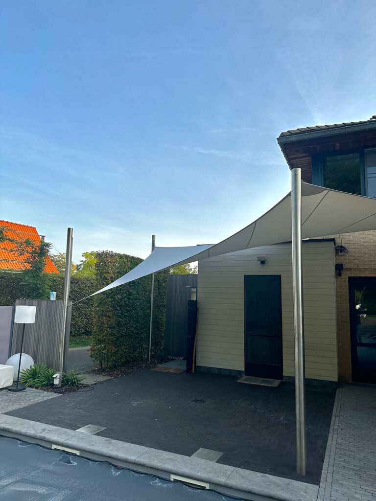 Bescherm-uw-terras-met-een-schaduwdoek-waterdicht-manta-roofs-zelem-lichtdoorlatend-19 - Manta Roofs