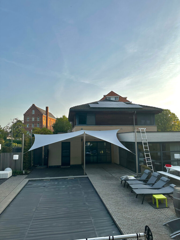 Bescherm-uw-terras-met-een-schaduwdoek-waterdicht-manta-roofs-zelem-lichtdoorlatend-20 - Manta Roofs